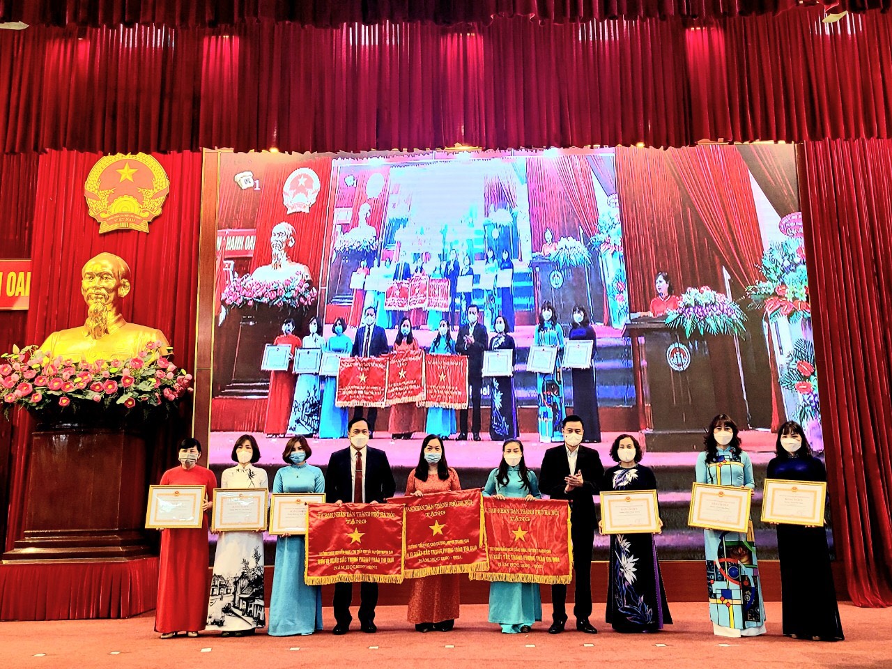Tổ chức khen thưởng các điển hình tiên tiến, nhà giáo tiêu biểu ngành giáo dục và đào tạo huyện Thanh Oai năm 2021