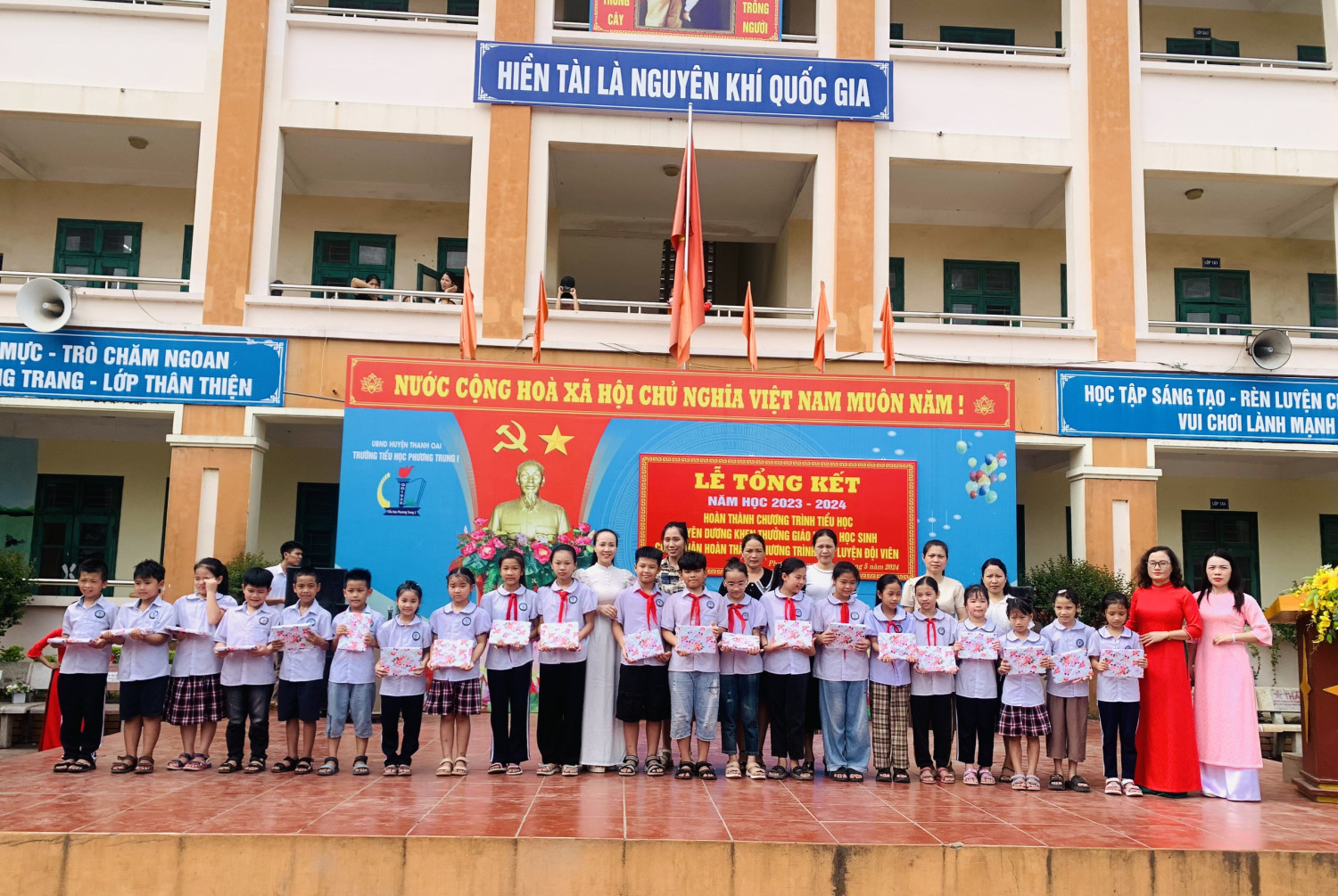 TRƯỜNG TIỂU HỌC PHƯƠNG TRUNG I TỔ CHỨC LỄ TỔNG KẾT NĂM HỌC 2023-2024